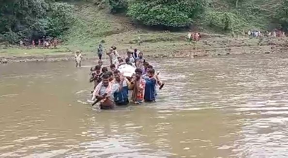 Valsad Rain: ધરમપુરમાં સ્મશાન ભૂમિના અભાવે વરસતાં વરસાદમાં પ્લાસ્ટિક પકડી ઉભા રહી કરવી પડી અંતિમ વિધિ