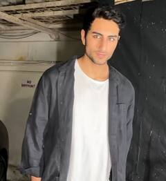 Palak Tiwari संग इब्राहिम अली खान की आउटिंग, रुमर्ड गर्लफ्रेंड की जैकेट हाथ में लिए दिखे सैफ अली खान के लाडले