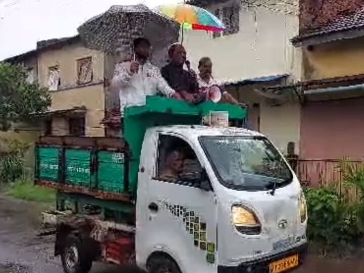 कोल्हापुरात महापुराचा सर्वाधिक फटका बसणाऱ्या आंबेवाडी आणि चिखली गावात सध्या ग्रामपंचायतकडून स्थलांतर करण्याच्या सूचना देण्यात आल्या आहेत.