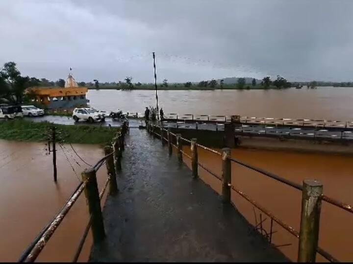 दोन्ही जिल्ह्यात अतिमुसळधार पावसाचा इशारा देण्यात आला आहे.