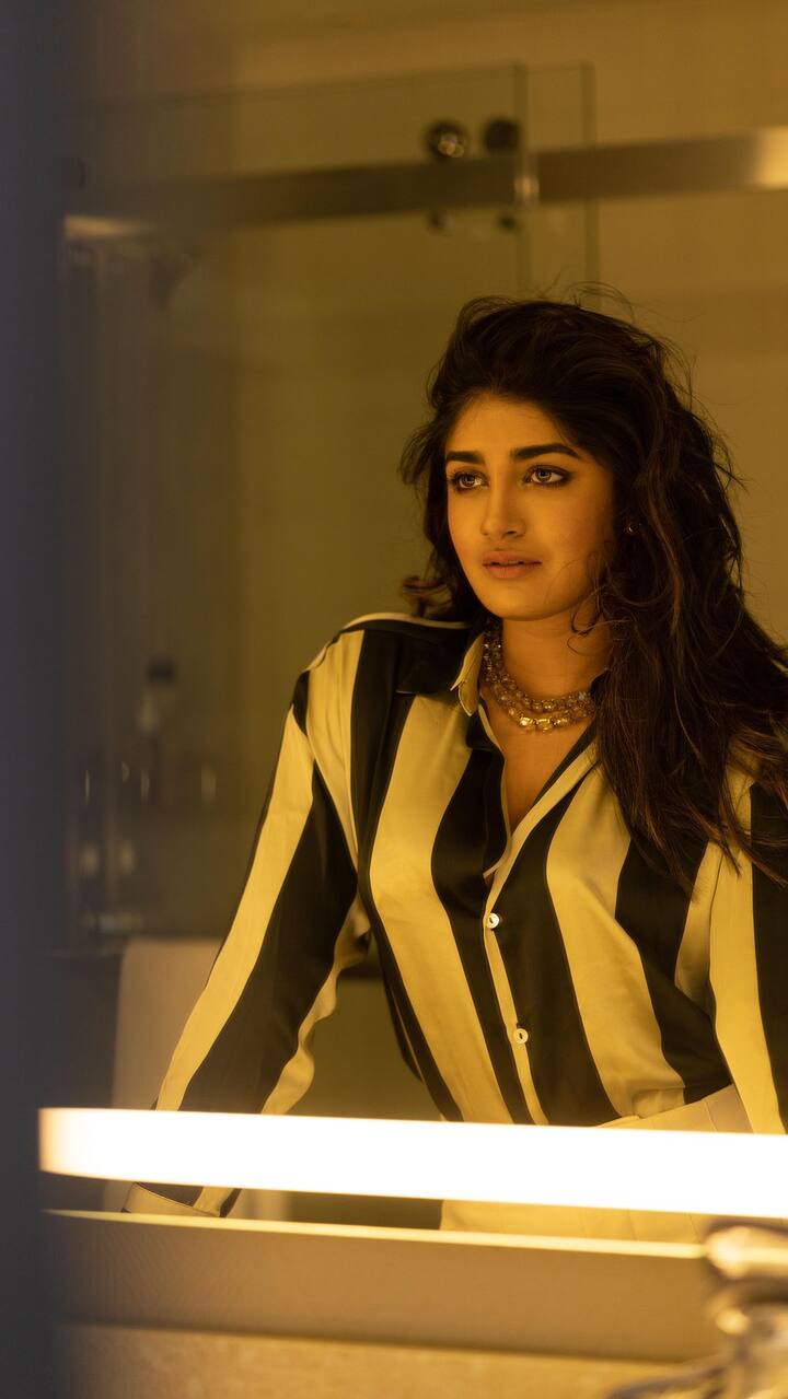 రవితేజ ‘కిలాడీ’ సినిమాలో హీరోయిన్ గా నటించి ఫుల్ క్రేజ్ సంపాదించుకుంది.
