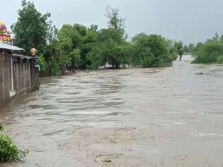 राज्याच्या विविध भागात मुसळधार पाऊस पडत आहे. या पावसामुळं काही भागात जनजीवन विस्कळीत झालं आहे.