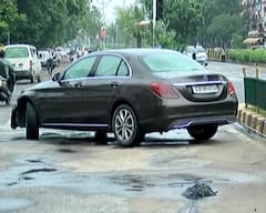 Ahmedabad Rain: અમદાવાદમાં વરસાદથી ગાડીઓની એરબેગ ખુલી ગઈ, લોકોએ વાહનો રસ્તા પર કર્યા પાર્ક