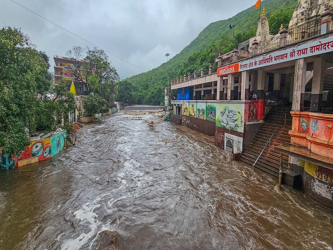 Tourists banned in Bhavnath taleti in Junagadh know why the decision was taken Junagadh Rain: જુનાગઢમાં ભવનાથ પંથકમાં પ્રવાસીઓના આવવા પર લગાવાયો પ્રતિબંધ, જાણો કેમ લીધો નિર્ણય