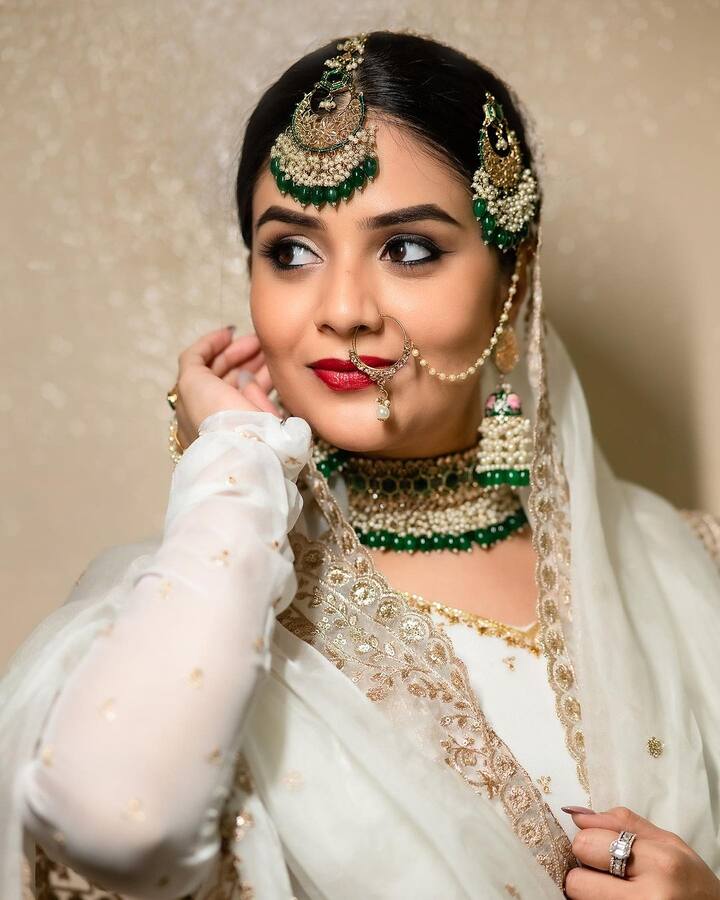 శ్రీముఖిని చూశారా? వైట్ అండ్ వైట్ డ్రస్, ఆ ఆభరణలతో ఎలా ఉన్నారో? ఈ ఫోటోలు చూసిన అభిమానులు 'దేవకన్య' అని కాంప్లిమెంట్ ఇస్తున్నారు. (Image Courtesy : sreemukhi / Instagram)