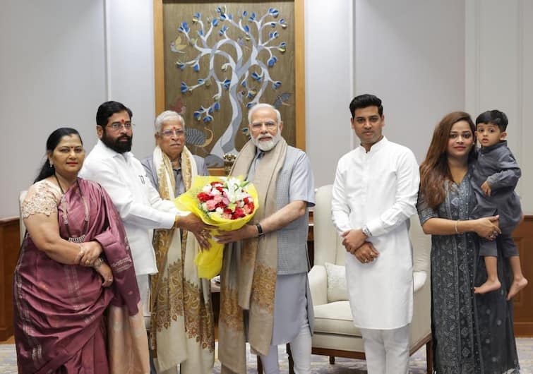 CM Eknath Shide Meet PM narendra Modi at delhi pm modi Appreciated maharashtra cm PM-CM Meet : मुख्यमंत्री एकनाथ शिंदे सहकुटुंब पंतप्रधानांच्या भेटीला, 'कष्टाळू मुख्यमंत्री' म्हणत मोदींकडून कौतुक