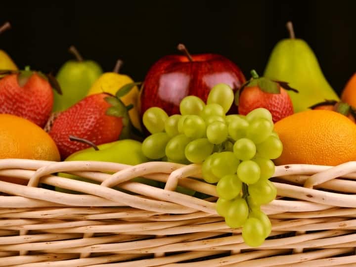 फल सेहत के लिए बहुत फायदेमंद होते हैं और हर व्यक्ति को इन्हें नियमित रूप से खाना चाहिए. लेकिन कुछ फलों के बीज जहरीले होते हैं, जिन्हे खाने के भयावह परिणाम हो सकते हैं.