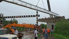 हिंगोली नाक्याजवळ रेल्वे उड्डाणपुलावर गर्डर टाकण्याचं काम सुरू; संथ गतीने चाललेल्या कामामुळे वाहनधारक त्रस्त