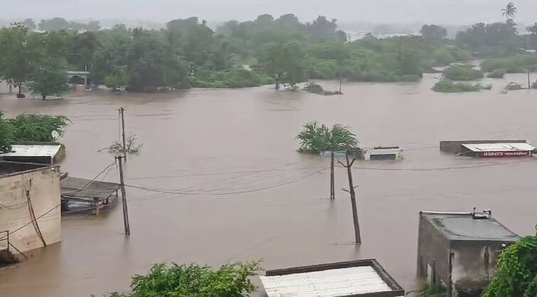 Heavy rain forecast in the gujarat state for the next 24 hours, red alert of heavy rain in the district Forecast Rain: રાજ્યમાં આગામી 24 કલાક હજુ પણ ભારે વરસાદની આગાહી, આ  જિલ્લામાં અતિભારે વરસાદનું રેડ એલર્ટ