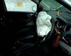 Ahmedabad Rain: અમદાવાદમાં વરસાદથી ગાડીઓની એરબેગ ખુલી ગઈ, લોકોએ વાહનો રસ્તા પર કર્યા પાર્ક