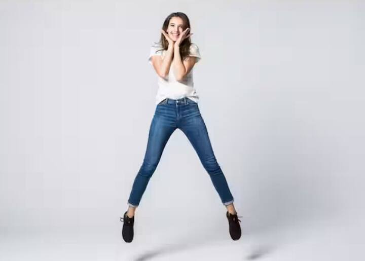 ટાઈટ જીન્સ પહેરવાથી તમને જાંઘની નજીક ફોડલી પડી શકે છે. ટાઈટ જીન્સ સ્કીન પર સંપૂર્ણ રીતે ચોંટી જાય છે, જેના કારણે પરસેવો સુકાઈ જતો નથી. જેના કારણે ખંજવાળ અને રેડ સ્કીનની સમસ્યા થાય છે.