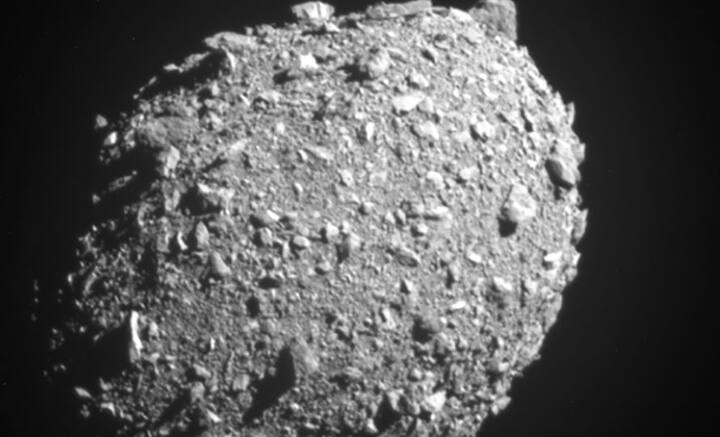 তবে মহাকাশযান আছড়ে পড়েই ডাইমরফস থেকে ওই প্রস্তরখণ্ডগুলি ছিটকে গিয়েছে বলে মনে করার কিছু নেই বলে মত বিজ্ঞানীদের। তাঁদের মতে, ডাইমরফসের গায়ে আলগা ভাবেই লেগেছিল ওই প্রস্তরখণ্ডগুলি। ধাক্কা লাগতে খসে পড়ে মাত্র।