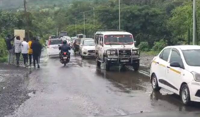 शनिवार, रविवार अशा सलग दोन सुट्ट्या आल्यामुळे पर्यटक वर्षा पर्यटनासाठी बाहेर पडले आहेत.