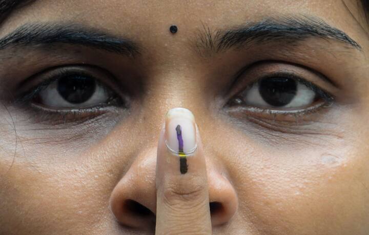 এই পদ্ধতি সম্পর্কে অবগত করতে শনিবার সব জেলার জেলাশাসকদের প্রশিক্ষণ দিলেন দিল্লিতে থেকে আসা নির্বাচন কমিশনের ইভিএম বিশেষজ্ঞ বিসি পাত্র। উপস্থিত ছিলেন রাজ্য়ের মুখ্য নির্বাচনী আধিকারিক আরিজ আফতাব।