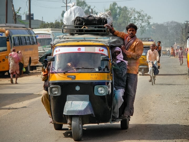 Interesting Traffic Rules: भारत में कई ऐसे ट्रैफिक के नियम हैं, जिनके बारे में बहुत कम लोग जानते हैं. हालांकि, इन नियमों को तोड़ने पर चालान कट सकता है. जानिए ये अनोखे नियम.