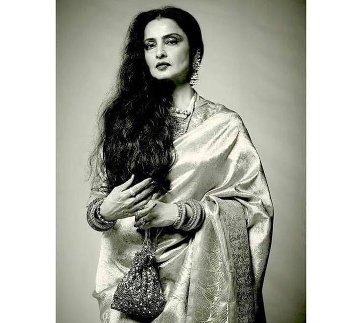 बुक में ये भी बताया गया है कि, जब एक्टर जूनियर आर्टिस्ट से बात कह रहे थे तो रेखा ने ये बात सुन ली थी. जिसे सुनकर वो पूरी तरह टूट गई थीं और कई देर तक मेकअप रूम में बैठकर रोती रही थीं’.