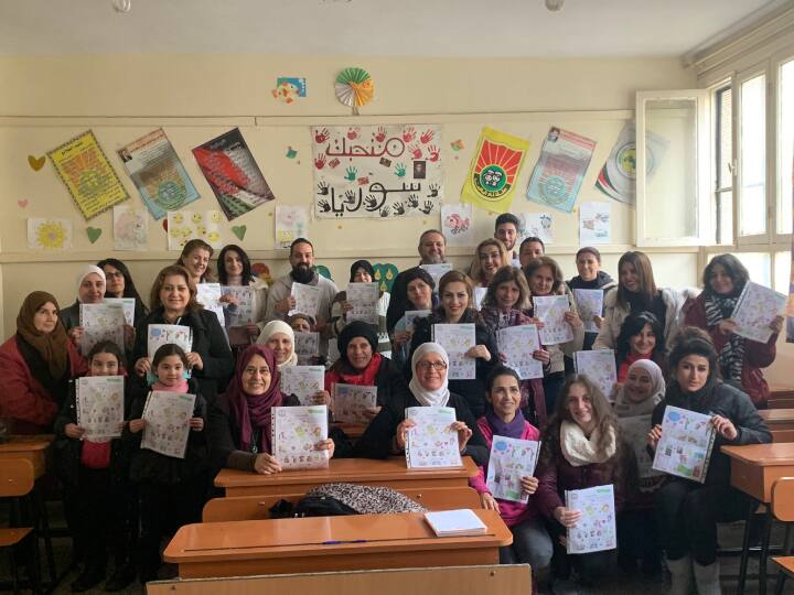 सीरिया में लोग योग ट्रेनर हिंदू भिक्षुओं की पोशाक पहनते हैं. ये लोग योग के अभ्यास को बढ़ावा देते हैं.