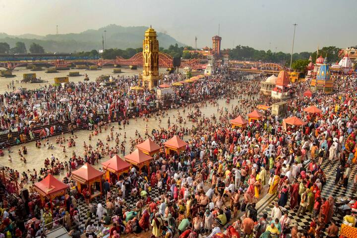 অনেকেই হিন্দু ক্যালেন্ডার অনুসারে শাওন উদযাপন করেন। সেই অনুসারে আজ আবার শাওনের মাসের তৃতীয় সোমবার। আজই রবি ও শিব যোগ তৈরি হচ্ছে । এটি একটি অত্যন্ত শুভ সময় । এই সময়ে পুজো করলে সৌভাগ্য দরজায় কড়া নাড়ে।