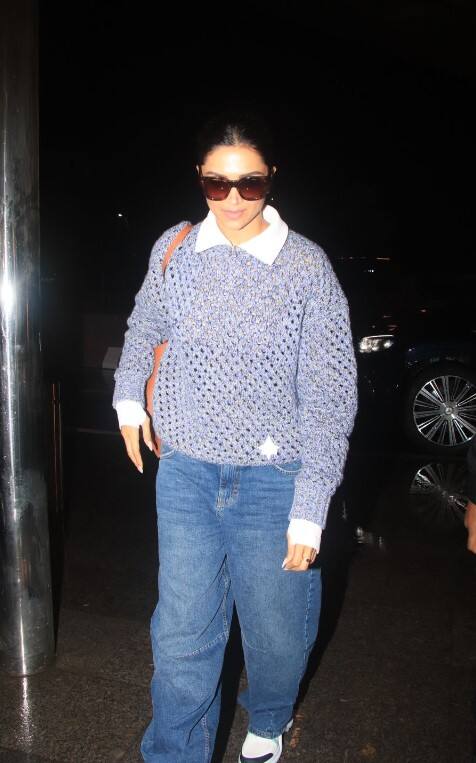 दीपिका पादुकोण एयरपोर्ट पर ग्रे और ब्लू स्वेटर के साथ ब्लू स्ट्रेट डेनिम और स्नीकर्स में स्पॉट हुईं.