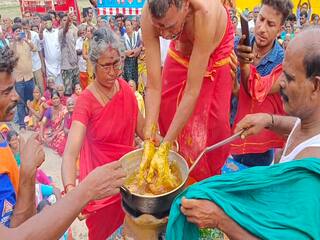 Watch Video: கொதிக்கும் எண்ணெயில் வெறும் கையால் வடை எடுக்கும் பூசாரி; ரூ 7 ஆயிரத்துக்கு ஏலம் போன வடை