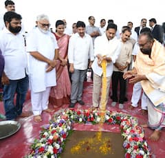 AP CM Jagan: సీఆర్డీఏ పరిధిలో 50 వేల ఇళ్ల నిర్మాణాలు - లబ్ధిదారులకు పట్టాలు పంపిణీ చేసిన సీఎం జగన్