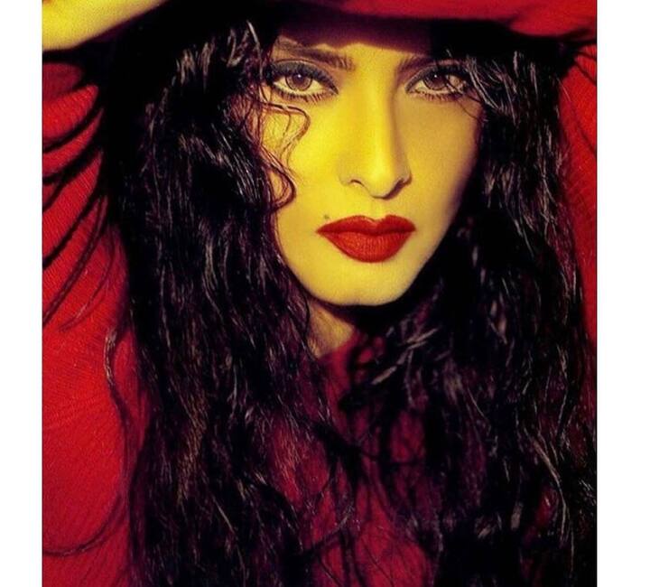 बता दें कि रेखा इस वक्त एक्टिंग से दूर हैं. लेकिन अपने लुक्स की वजह से वो हर दिन लाइमलाइट में बनी रहती हैं.