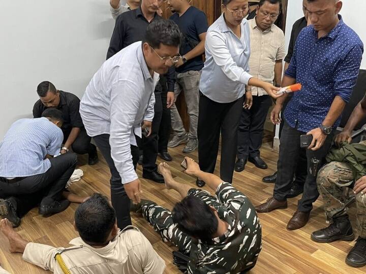 Meghalaya CM Conrad Sangma office attacked by mob five people injured ann मेघालय के सीएम कोनराड संगमा के दफ्तर पर भीड़ का हमला, 5 पुलिसकर्मी घायल