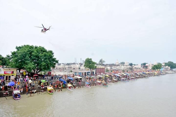 खास दिन की महत्ता को देखते हुए प्रशासन ने शिव भक्तों पर फूलों की वर्षा की. हेलीकॉप्टर से फूलों की बारिश होने पर शिव भक्त अभिभूत दिखाई दिए. उन्होंने पीएम मोदी और मुख्यमंत्री योगी आदित्यनाथ की जमकर तारीफ की.