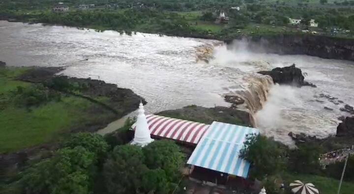 धबधब्याच्या काठावर पुरातन कालीन महादेव मंदिर असल्याने दर्शनासाठी ही भावीक येतात.