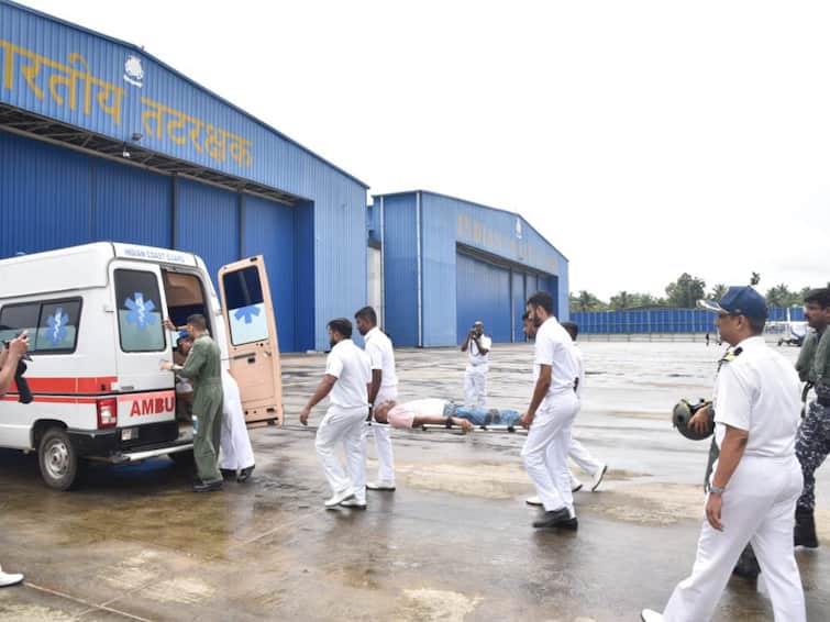 Indian Coast Guard Carries Out Mid-Sea Medical Evacuation Of Sailor Amid Inclement Weather Watch WATCH: Coast Guard Carries Out Mid-Sea Medical Evacuation Of Sailor Amid Inclement Weather