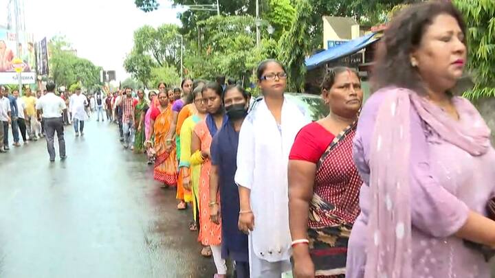 মূলত গত দুই মাস ধরে হিংসার আগুনে জ্বলছে মণিপুর। এখনও পর্যন্ত শতাধিক মানুষ প্রাণ হারিয়েছেন। ঘর ছাড়া প্রায় ৪০ হাজারেরও বেশি মানুষ।