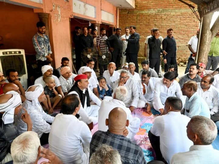 समाजवादी पार्टी (Samajwadi Party) प्रमुख अखिलेश यादव (Akhilesh Yadav) रविवार को उत्तर प्रदेश के मैनपुरी (Mainpuri) पहुंचे, जहां उनसे मिलने के लिए लोगों का हुजूम उमड़ पड़ा.