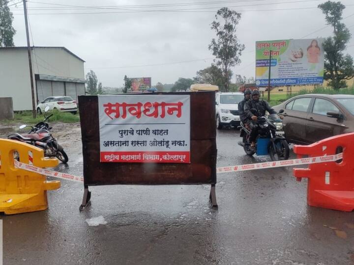 जिल्ह्यातील सर्वच नद्या इशारा पातळीवरून वाहत आहेत. त्यामुळे नदीकाठची पिके पाण्याखाली गेली आहेत.