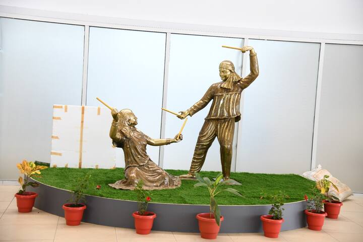 એર ટ્રાફિક કંટ્રોલર (A.T.C), ઇન્ટરિમ ટર્મિનલ બિલ્ડિંગ અને ફાયર સ્ટેશન ઉપરાંત 524 એકરમાં ફેલાયેલા સિટી સાઇડ એરિયામાં લેન્ડસ્કેપિંગ, કાર, ટેક્સી અને બસ પાર્કિંગની સુવિધાઓ બનાવવામાં આવી છે.