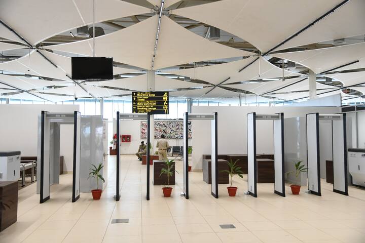 એરપોર્ટ પર સોલાર પાવર સિસ્ટમ, ગ્રીન બેલ્ટ તથા રેઈન વોટર હાર્વેસ્ટિંગ સિસ્ટમ પણ લગાવવામાં આવી છે. આ એરપોર્ટ પર પેરેલલ હાફ ટેક્સી-વે, રેપિડ એક્ઝિટ ટેક્સી ટ્રેક, ઇન્ટરિમ ટર્મિનલ બિલ્ડિંગ, કાર્ગો અને એમઆરઓ /હેન્ગર્સની સુવિધા પણ ઉપલબ્ધ થશે.