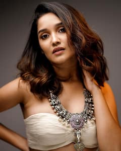 Anikha Surendran: మొన్నటి బాలనటి, నేటి అందాల హీరోయిణ్ - అనిఖా అందమైన ఫోటోలు