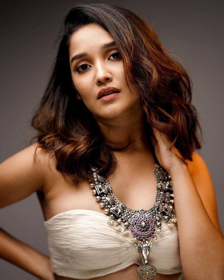 బాలనటిగా తెరకు పరిచయమై... చాలా తక్కువ కాలంలోనే హీరోయిన్ గా మారిపోయింది అనికా సురేంద్రన్.