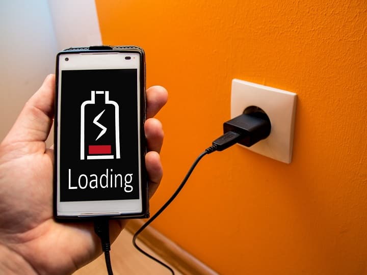 Read more about the article चार्जिंग में लगे स्मार्टफोन को लेकर हैं लापरवाह! जानें इस दौरान क्या करें और क्या न करें