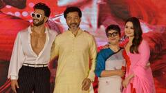 Alia Ranbir at Kolkata: হলুদ ট্যাক্সি দিয়ে আঁকা হল ভালবাসার বার্তা, বাঙালি 'বাবা-মা'-র সঙ্গে কলকাতায় রণবীর-আলিয়া