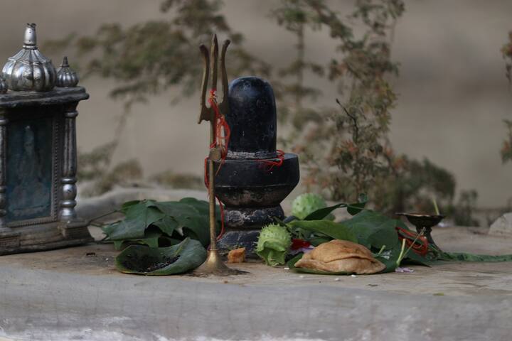 বাংলা পঞ্জিকা মতে আজ শ্রাবন মাসের প্রথম সোমবার। বিভিন্ন শিবক্ষেত্রে জল নিবেদন করতে লক্ষাধিক ভক্তের ভিড়। আজকের দিনটিতে তৈরি হচ্ছে দুই বিশেষ যোগ।