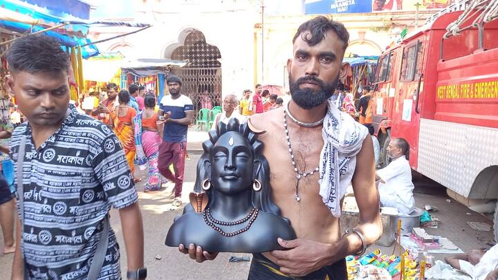 আজ শ্রাবণের প্রথম সোমবার। দূরদূরান্ত থেকে ভক্তরা হুগলির তারকেশ্বর মন্দিরে পুজো দিতে আসেন। এ বছরও তার ব্যতিক্রম নয়।