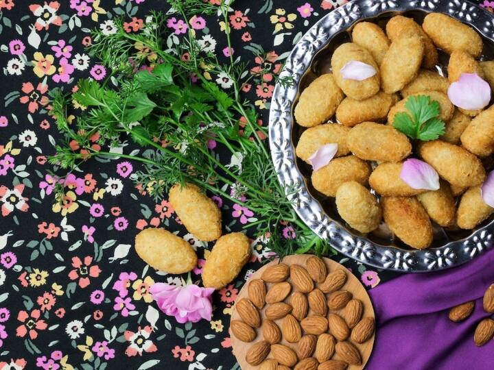 पकौड़ों का संबंध मुगलों के दौर से है. उस दौरान कई तरह के पकौड़े बनाए जाते थे. जैसे- मटन,अंडा और चिकन का पकौड़ा आदि. पकोड़े को अंग्रेजी में Fritters (फ्रिटर्स) कहते हैं.