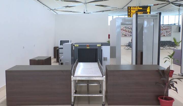 ગ્રીનફિલ્ડ એરપોર્ટને તાજેતરમાં ઇન્ટરનેશનલ એરોનોટિકલ ઇન્ફોર્મેશન પબ્લિકેશન (A.I.P) ટેગ આપવામાં આવ્યું છે. આ ટેગ એરક્રાફ્ટના સંચાલન માટે ખૂબ મહત્વનો ગણાય છે. આ એરપોર્ટ વિશિષ્ટ સુવિધાઓથી સજ્જ હશે, જેમાં ચાર પેસેન્જર બોર્ડિંગ બ્રિજ, ત્રણ કન્વેયર બેલ્ટ અને 8 ચેક-ઇન કાઉન્ટર્સ (ભવિષ્યમાં બીજા 12 ચેક-ઇન કાઉન્ટર્સ બનાવવામાં આવશે) નો સમાવેશ થાય છે. આ સાથે જ, આ એરપોર્ટ અદ્યતન ફાયર ફાઇટિંગ અને ફાયર એલાર્મ સિસ્ટમથી સજ્જ હશે.