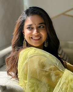 Keerthy Suresh: లేతాకుపచ్చ డ్రెస్సులో అందంగా నవ్వుతున్న కీర్తి సురేష్