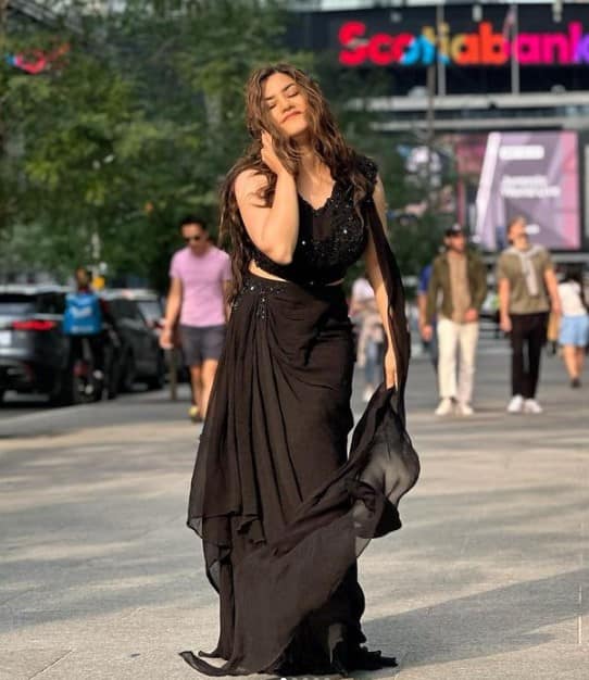 ਦਰਅਸਲ, ਕੌਰ ਬੀ ਵੱਲੋਂ ਆਪਣੇ ਸੋਸ਼ਲ ਮੀਡੀਆ ਹੈਂਡਲ ਉੱਪਰ ਨਵੀਆਂ ਤਸਵੀਰਾਂ ਸ਼ੇਅਰ ਕੀਤੀਆ ਗਈਆਂ ਹਨ। ਜਿਸ ਵਿੱਚ ਉਹ ਬਲੈਕ ਰੰਗ ਦੀ ਡਰੈੱਸ ਵਿੱਚ ਬੇਹੱਦ ਕਾਤਿਲ ਲੁੱਕ ਵਿੱਚ ਦਿਖਾਈ ਦੇ ਰਹੀ ਹੈ।