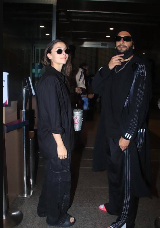 एयरपोर्ट के गेट में एंट्री करने से पहले आलिया और रणवीर सिंह ने पैप्स के लिए तस्वीरें भी क्लिक कराईं. इस दौरान रणवीर ने अपना मास्क भी हटा दिया था.