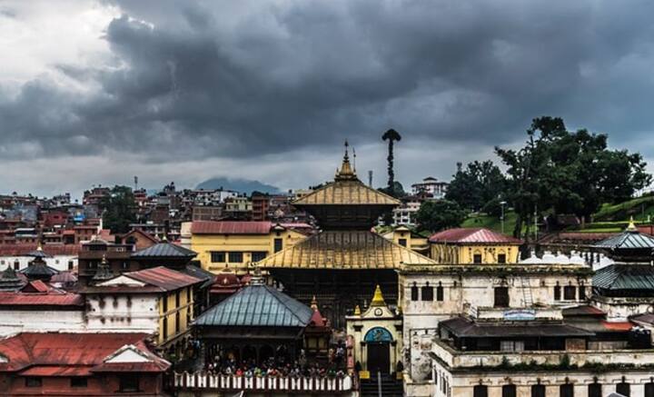 দুই প্রবল শক্তিধর প্রতিবেশী দেশ যা পারেনি, তা করে দেখাল নেপাল। সাময়িক ভাবে হলেও, হিমালয়ের কোলে অবস্থিত ছোট্ট দেশটিতে স্বীকৃতি পেল সমলিঙ্গের বিবাহ।