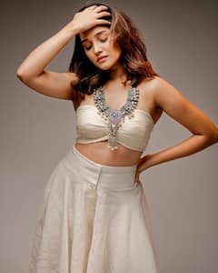 Anikha Surendran: మొన్నటి బాలనటి, నేటి అందాల హీరోయిణ్ - అనిఖా అందమైన ఫోటోలు