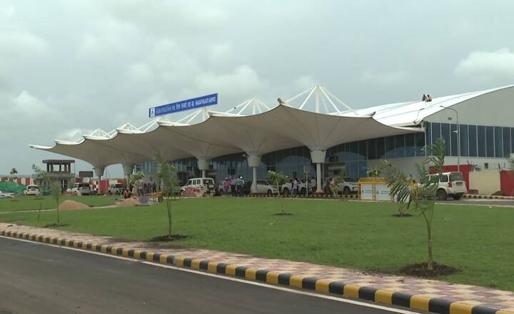 રાજકોટ ઇન્ટરનેશનલ એરપોર્ટને પીએમ ગતિશક્તિ પ્રોજેક્ટ હેઠળ સમાવિષ્ટ કરવામાં આવ્યું છે. રાજકોટથી આશરે 30 કિલોમીટર દૂર, નેશનલ હાઇવે નં-27 નજીક હિરાસર ગામ પાસે ₹1405 કરોડના ખર્ચે ગ્રીનફીલ્ડ એરપોર્ટનું નિર્માણ થયું છે.