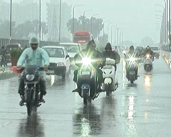 Surat: ધોધમાર વરસાદ, ડભોલી બ્રિજ પર હિલ સ્ટેશન જેવો નજારો; કતારગામમાં સ્કૂલ બસ પાણીમાં ફસાઈ